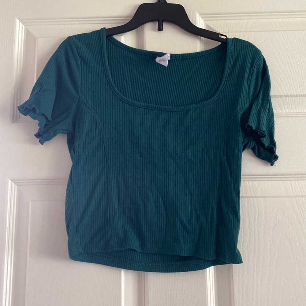 Tillys size medium cropped green shirt